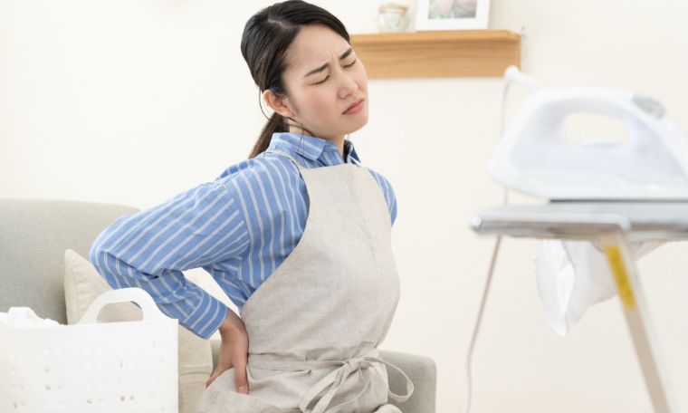 腰のつらさを感じる日常生活のイメージ